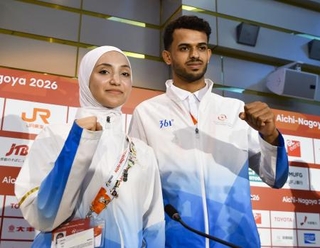 　難民選手団としてアジア大会に出場するテコンドー女子のタラ・ハッサンヒニデ（左）とテコンドー男子のマハムード・ジャセムモハマド＝２１日、名古屋市