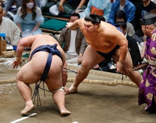 　大の里（右）が引き落としで藤凌駕を下す＝両国国技館