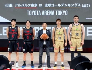 　撮影に応じる琉球ゴールデンキングスの脇真大（右から２人目）とアルバルク東京のテーブス海（左から２人目）ら。中央はＢリーグの島田慎二コミッショナー＝２１日、トヨタアリーナ東京