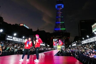 　メダリスト祝福イベントでポーズをとる、トライアスロン男子で金の北條巧（右）と女子で銅の林愛望＝２１日夜、名古屋市