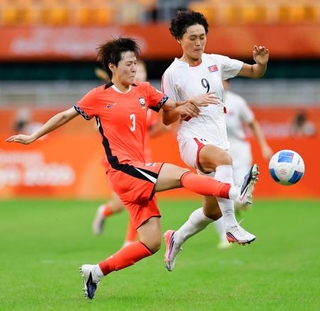 　サッカー女子の韓国-北朝鮮戦でプレーする選手＝２１日、静岡スタジアム