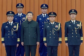 　２０２５年１２月、記念写真に納まる（前列左２人目から）中国の習近平国家主席、張又☆（人ベンに峡の旧字体のツクリ）・中央軍事委員会副主席、劉振立・軍統合参謀部参謀長＝北京（新華社＝共同）
