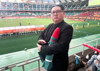 　サッカー女子の韓国-北朝鮮戦の観客席に現れた「ハワードＸ」と名乗る男性。北朝鮮の金正恩朝鮮労働党総書記のそっくりさんとして知られる＝２１日、静岡スタジアム