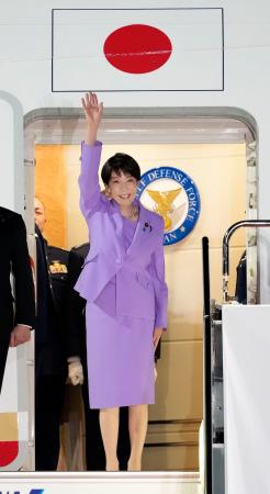 　訪米のため、羽田空港を出発する高市首相＝２１日深夜