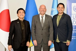 　ウクライナ首都キーウでＵＮＤＰ関係者（中央）と面会した国民民主党の玉木代表（左）、深作ヘスス衆院議員＝２１日（共同）