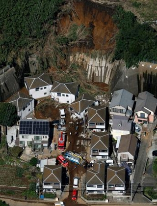 　台風２５号の影響による土砂崩れに巻き込まれた神奈川県三浦市の住宅＝２２日午前１０時２５分（共同通信社ヘリから）