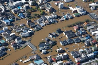　台風２５号の影響による大雨で冠水した千葉県佐倉市内＝２２日午前８時４６分（共同通信社ヘリから）