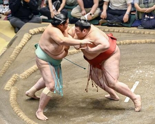 　熱海富士（右）が押し出しで琴桜を破る＝両国国技館