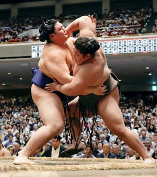 　伯乃富士（右）を攻める大の里。寄り切りで下す＝両国国技館