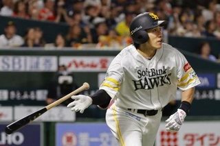 　７回ソフトバンク２死一、三塁、柳田が右越えに３ランを放つ＝みずほペイペイドーム