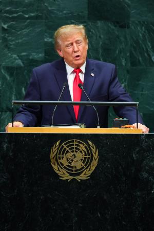 　国連総会一般討論で演説するトランプ米大統領＝２２日、ニューヨーク（ロイター＝共同）