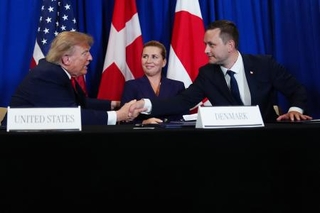 　グリーンランドに関する協定の署名式に臨んだトランプ米大統領（左）とデンマークのフレデリクセン首相（中央）、グリーンランド自治政府のニールセン首相＝２２日、ニューヨーク（ＡＰ＝共同）