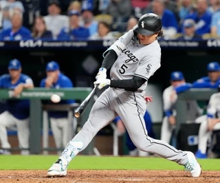 　ロイヤルズ戦の７回、３３号２ランを放つホワイトソックス・村上＝カンザスシティー（共同）
