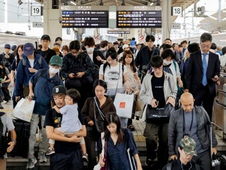 　シルバーウイークが最終日となり、旅行や帰省先から戻る人たちで混み合うＪＲ東京駅＝２３日午後