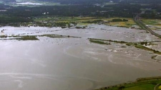 　台風２５号の記録的大雨で水位が過去最高に達し、堤防が決壊した千葉県の印旛沼＝２２日（国交省関東地方整備局提供）