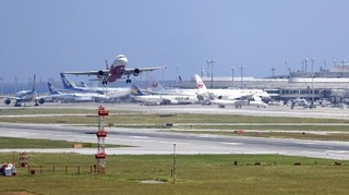 　那覇空港＝７月