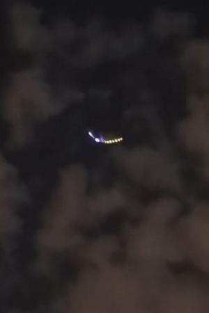　イラン首都テヘランの上空を飛行するＵＦＯとされる映像（ファルス通信のＸから、共同）