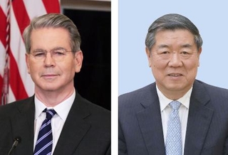 　ベセント米財務長官（ゲッティ＝共同）、中国の何立峰副首相