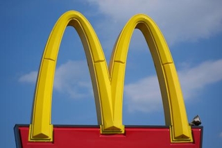 　マクドナルドの店舗に掲げられたロゴ＝２０２５年９月、米ミシガン州（ＡＰ＝共同）
