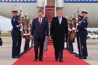 　ワシントン郊外のアンドルーズ空軍基地に到着した中国の習近平国家主席（手前左）。同右は出迎えたトランプ米大統領＝２３日（ＡＰ＝共同）