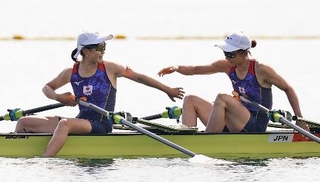 　女子軽量級ダブルスカルで銅メダルを獲得し、タッチを交わす米沢知華（右）、冨田千愛組＝長良川国際レガッタコース
