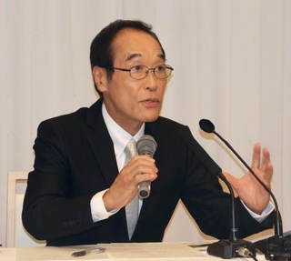 　記者会見する東国原英夫氏＝２４日午後、宮崎市