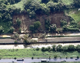 　千葉県のＪＲ内房線姉ケ崎-長浦間で起きた土砂崩れ＝２４日午前１０時２０分（共同通信社ヘリから）