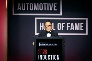 　米国自動車殿堂の式典でスピーチするトヨタ自動車の豊田章男会長＝２３日、米ミシガン州デトロイト（撮影・三橋仁明／Ｎ-ＲＡＫ　ＰＨＯＴＯ　ＡＧＥＮＣＹ）