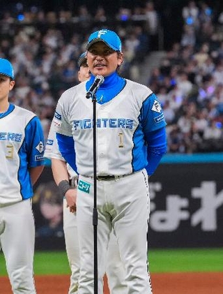 　本拠地最終戦を終え、あいさつする日本ハム・新庄監督＝エスコンフィールド
