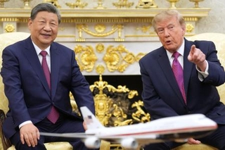 　ワシントンのホワイトハウスで会談するトランプ米大統領（右）と中国の習近平国家主席＝２４日（ＡＰ＝共同）
