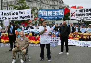 　米中首脳会談に合わせ実施された中国への抗議活動に参加する民主活動家の王丹氏（手前右端）ら＝２４日、ワシントン（共同）