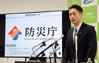 　防災庁の発足日を公表する細野防災相＝２５日午前、内閣府