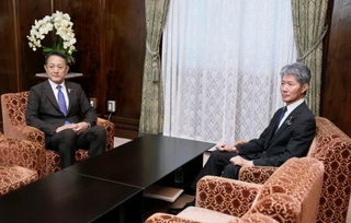 　会談に臨む自民党の磯崎参院国対委員長（右）と立憲民主党の斎藤国対委員長＝２５日午前、国会