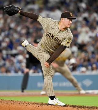 　ドジャース戦の５回途中から登板し、１回を１安打無失点で４勝目を挙げたパドレス・松井＝ロサンゼルス（共同）