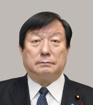 　亀岡偉民被告