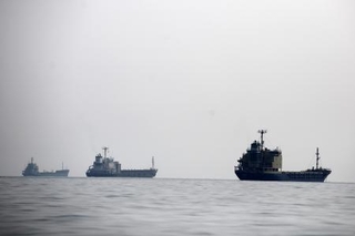 　ホルムズ海峡で停泊中の石油タンカーなど民間船＝９日、イラン南部（ゲッティ＝共同）
