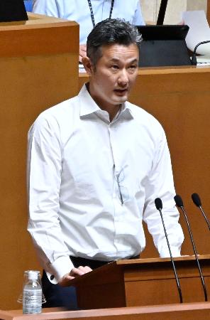 　福岡県議会本会議の一般質問前に謝罪する林泰輔県議＝２５日午後
