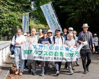　口頭弁論のため静岡地裁に向かう原告ら＝２５日午後、静岡市