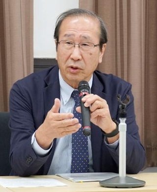 　記者会見する京都大の北川進副学長＝２５日午後、京都市