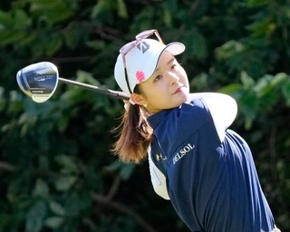 　第１日、２番でティーショットを放つ川崎春花。６アンダーで首位＝利府ＧＣ