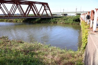 　男児が最後に目撃された東泉町６丁目公園の北側を流れる豊川。左方向へ流れ日本海に注ぐ＝２５日午後、山形県酒田市