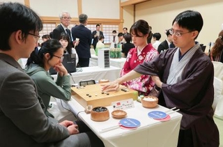 　「ペア碁」の対局に臨む一力遼九段（右）＝２５日午前、名古屋市　