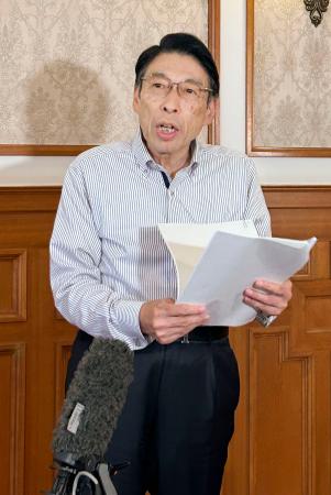 　記者団の取材に応じる福岡県の服部誠太郎知事＝２５日午後、福岡県庁