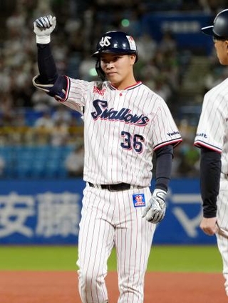 　１回、適時打を放ったヤクルト・西村＝神宮