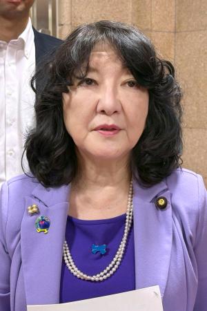 　ベセント米財務長官とのオンライン会談後、取材に応じる片山財務相＝２５日夜、財務省