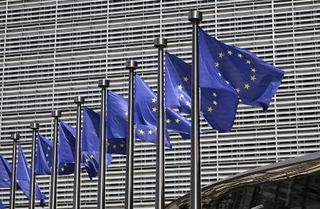 欧州連合（ＥＵ）欧州委員会の本部に掲げられたＥＵの旗＝２０２６年６月２２日、ベルギー・ブリュッセル（共同）