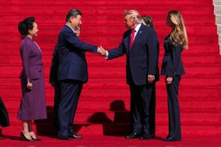 　握手する中国の習近平国家主席（中央左）とトランプ米大統領（同右）＝２５日、ワシントン（ＡＰ＝共同）