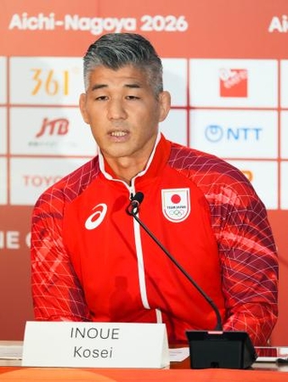 　記者会見する日本選手団の井上康生団長＝２６日午前、名古屋市