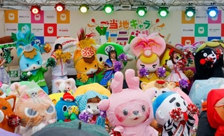 　イベントの特設ステージで踊るご当地キャラ＝２６日午前、群馬県庁前