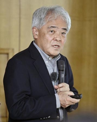 　「比治山ホール」で講演する神奈川大の松隈洋教授＝２６日午後、広島市